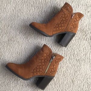BAMBOO/“CARAMEL COGNAC”CUT OUT DOUBLE ZIPPER ANKLE BOOTS/ NEW